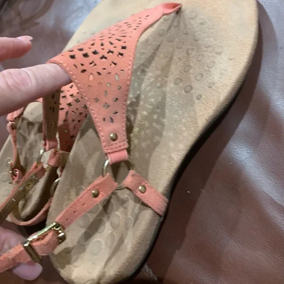 Vionic Tropez Women's Pink/Coral Patent Leather Toe Post Orthotic Sandals - Picture 2 of 9